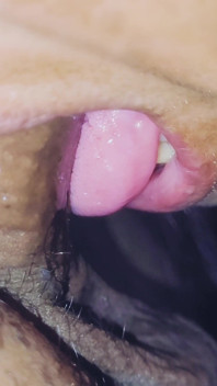 Une MILF montre tout son amour pour une petite bite