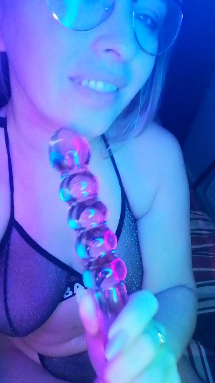 Anna Lynx: Pompino sensuale su un dildo di vetro