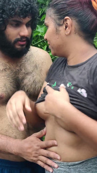 romantika venku na terase s deštěm se sáním prsou a stiskem prsou