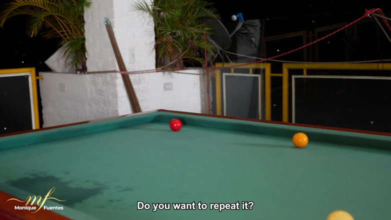 Monique Fuentes: İki azgın orta yaşlı seksi kadın bilardo masasında lezbiyen seks...
