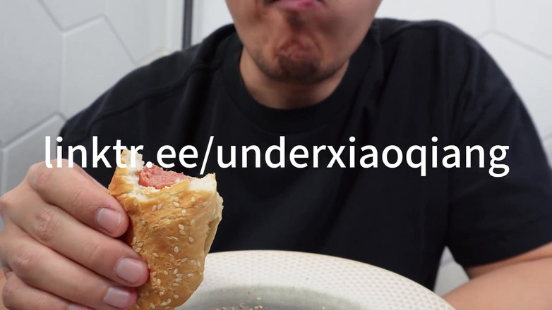 UnderXiaoQiang: Manger asmr hotdog rempli de sperme