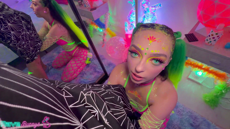 Rave Bunnys: Скарлетт Розвуд становится на колени в чулках-сеточках и подрачивает член Брайана Омаллы!