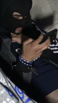 그는 불가르 두 명을 빨아들여요