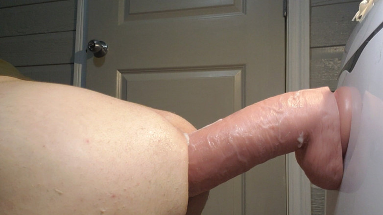Charlieboy69: Îmi întind curul cu un vibrator imens de 15 inci pula regelui,...