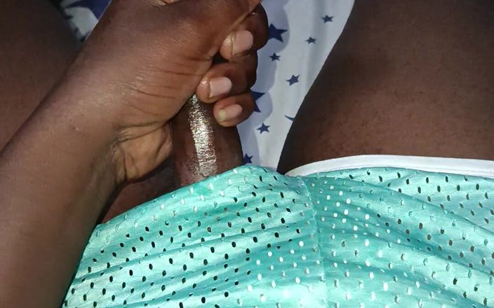 Kenyandick: Si sega a mezzanotte ed ha liberato la sua enorme...