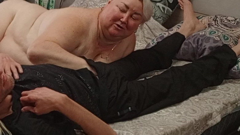 Zona901: Соседка ласкает мой член ее ртом до камшота