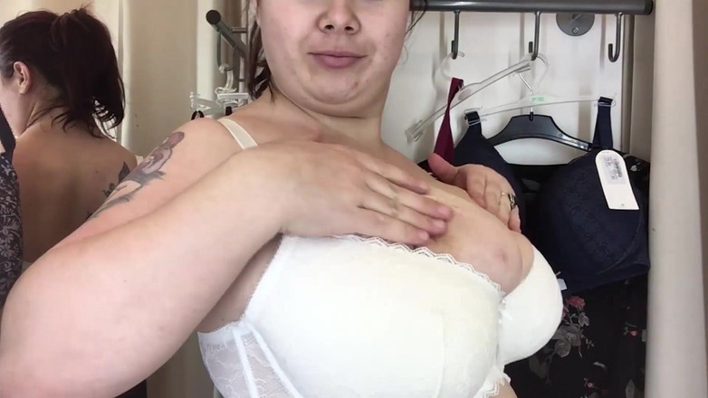 Roxanne Miller: Bhs in der umkleide, squirten Milch