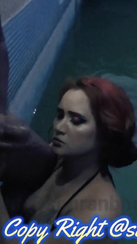 Simran futută de iubitul ei în piscină