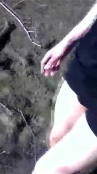 Jon Arteen pisst draußen. Twink flirtet in einem schwulen Cruisingpark. Sexy schlanker junge in adidas sportbekleidung