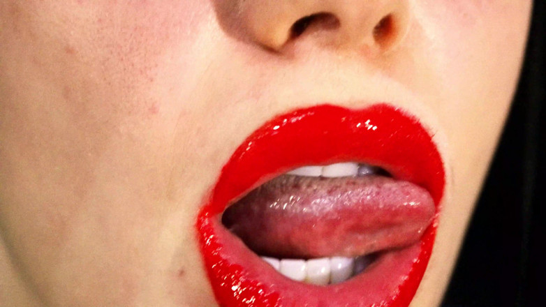 Goddess Misha Goldy: 红唇和游戏与液体和唾液！牛奶和咖啡！4k -无音频-