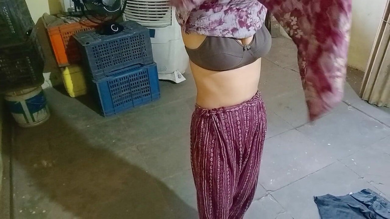 NikiRathod: Pompino, Sesso, Scopandola Nella Vecchia Casa- Parte 1