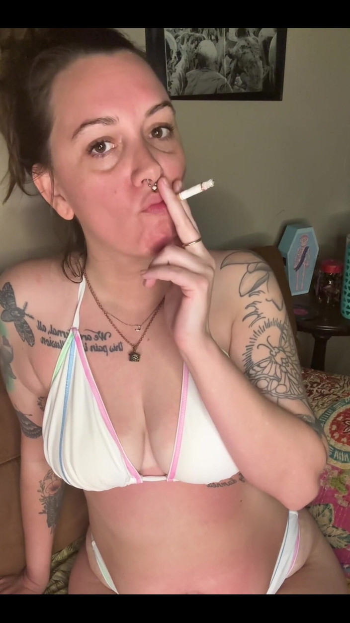 Chery Trees: Chery Trees bikini içinde sigara içiyor