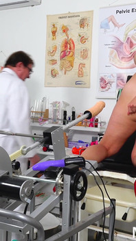 Esame di speculum rettale e orgasmo automatico di una miLF calda