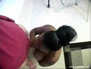 Team Busty: Eboni dengan rak besar memberikan blowjob
