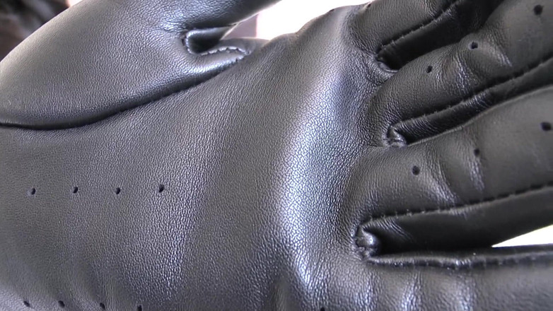 Lady Victoria Valente: Guantes de cuero negro - El olor a cuero te pone...