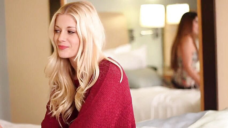 Lesbian Stories: Cewek manis dan muda menikmati seks di kamar hotel!