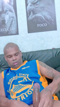 Brazilian negru delicios îi suge pula unui bărbat de culoare în timp ce se joacă jocuri video