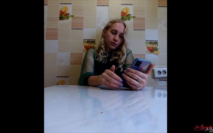 Meri-Mouse: Dziewczyna czyta Harry'ego Pottera siedząc na wibratorze