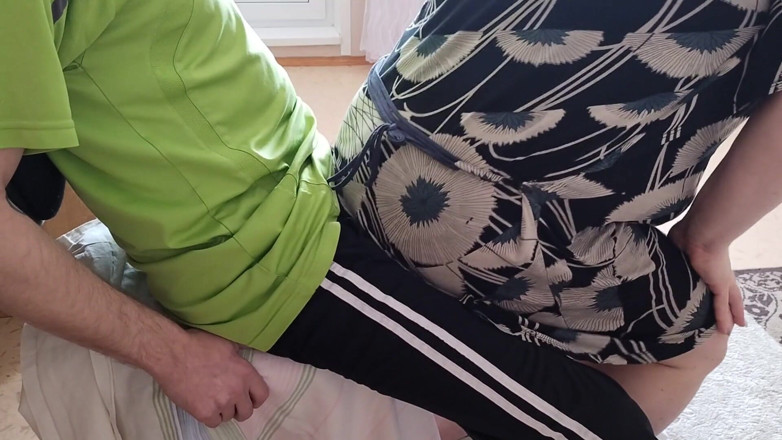 Zona901: The fat woman rubs her ass on my penis after...