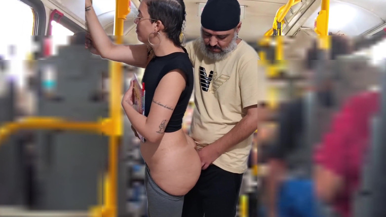 Gabi SweetCouplesStories: La studentessa troia si fa sborrare sul bus