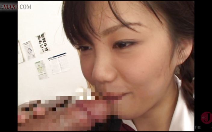 Asian happy ending: Owłosiona nastolatka z college&amp;#039;u spryskała swoje seksowne piersi