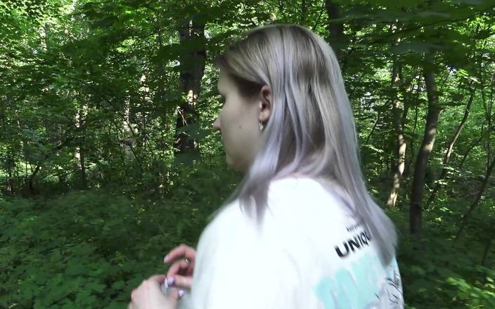 MertyXXX: Špinavá dívka vrhá a močí v parku