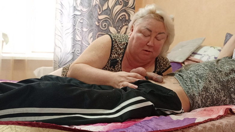 Zona901: Un inaspettato pompino profondo da una vicina con sperma in...