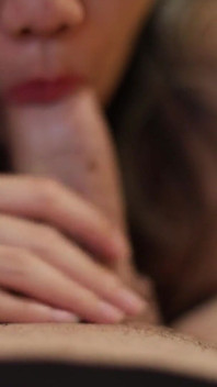 Asian babe daje couchside blowjob & oral creampie