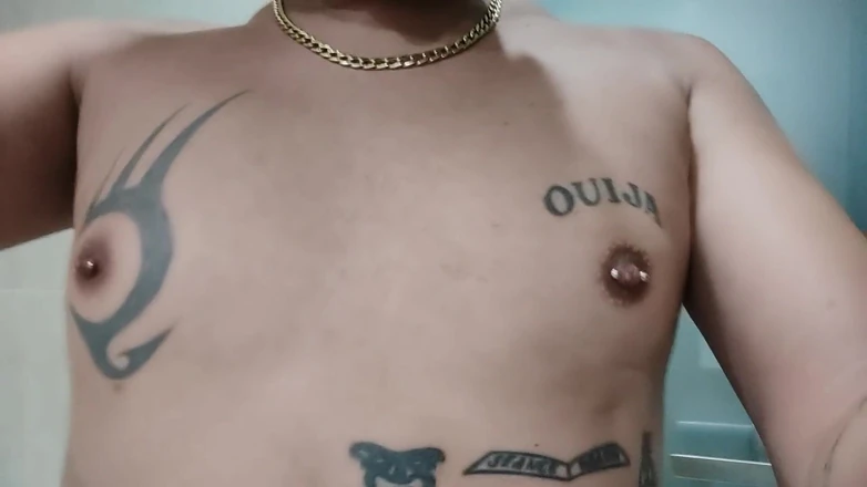 Idmir Sugary: Mostrando seni tatuati e capezzoli con piercing - Seni stringi e...