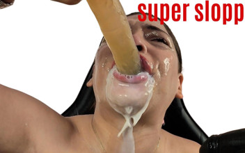 Le migliori tette sulla piattaforma in una scena intensa di deepthroat