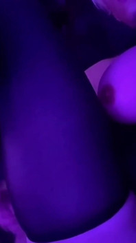 Výstřik na obličej shemale otrokyně