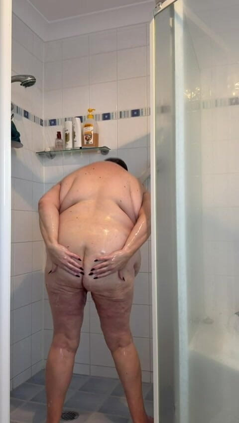 WeAreFukBunnies: Tonton aku bersihin lubang memekku yang menganga