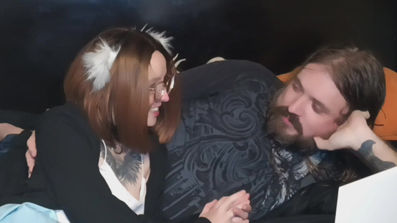 Haven Moss: Soția Costumată L-a Prins Pe soț Jucând Un Joc Video...