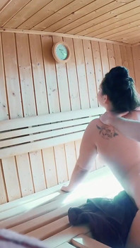 Baise torride et échange de sperme dans un sauna