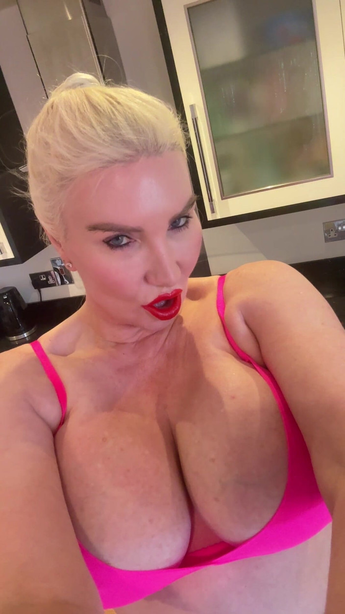 Sophie James: Блестящие обнаженные колготки и неоновые розовый соблазнение