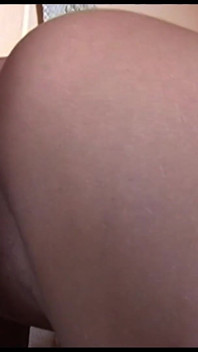 Des ados prennent des bites énormes et baisent en trio avec des ados minuscules à la chatte excitée, compilation
