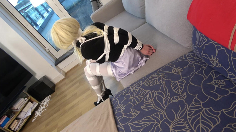 Latina Fetish: Lilly의 최대 구속: 격렬한 투쟁에서 묶이고 갈라진 재갈