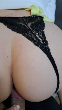 Je me masturbe pendant que je me fais baiser