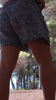 Milf meando en setas en el bosque