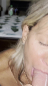 Милфа Dianne сосет большой член