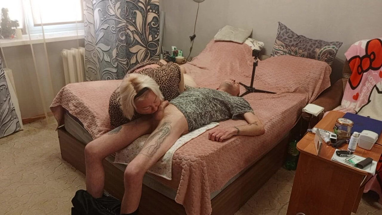 Zona901: Stiefmutter gibt blowjob, um einen schluck sperma zu bekommen