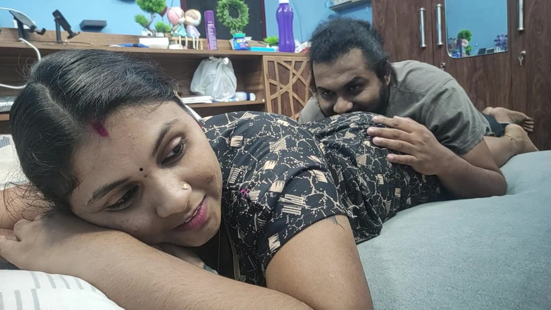 Vaigavarun45: 当我的妻子不在家时操我的继母，当我的妻子不在家时，我的荡妇继母和我一起享受，继母吹箫