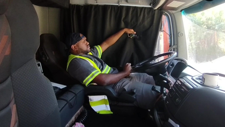 TheBlacKHunterr: 午餐时间我在卡车里自慰