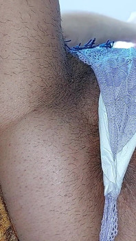 팬티를 입고 시도하는 섹시한 밀프. 털이 무성한 밀프, 털이 무성한 보지, 거유, 큰 엉덩이를 보고 있습니다.