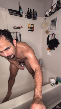 Culturista acaricia polla gruesa después del entrenamiento en la ducha