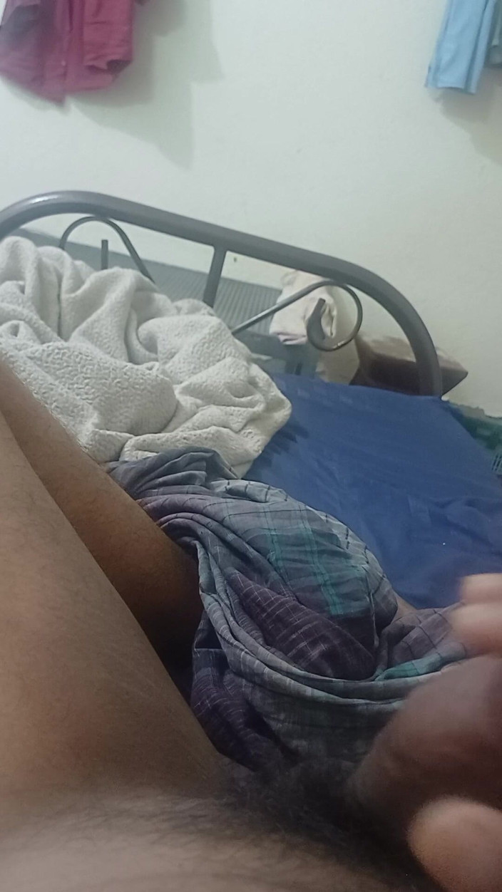 5Large: Il Ragazzo Bangladese Musterbato Nella Sua Camera Da Letto.