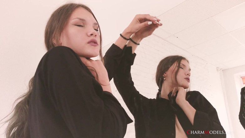 CharmModels: Dlouhonohá modelka Polina u zrcadla v kalhotkách a videu s...