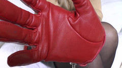 Lady Victoria Valente: 내 빨간 가죽 장갑을 강렬하게 냄새 맡고 있어, 빅토리아 발렌테 부인.