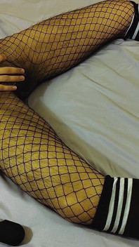 Bị kiềm chế trên giường, Sissy phun nước để đạt cực khoái với máy rung