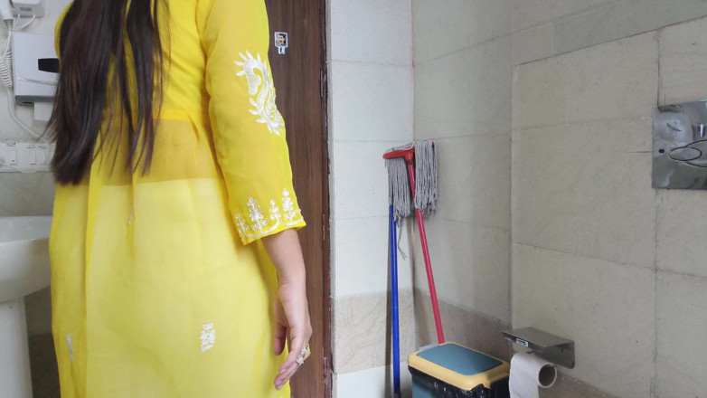 Saarabhabhi6: The Landlord Slapped a Lot with the Native Worker